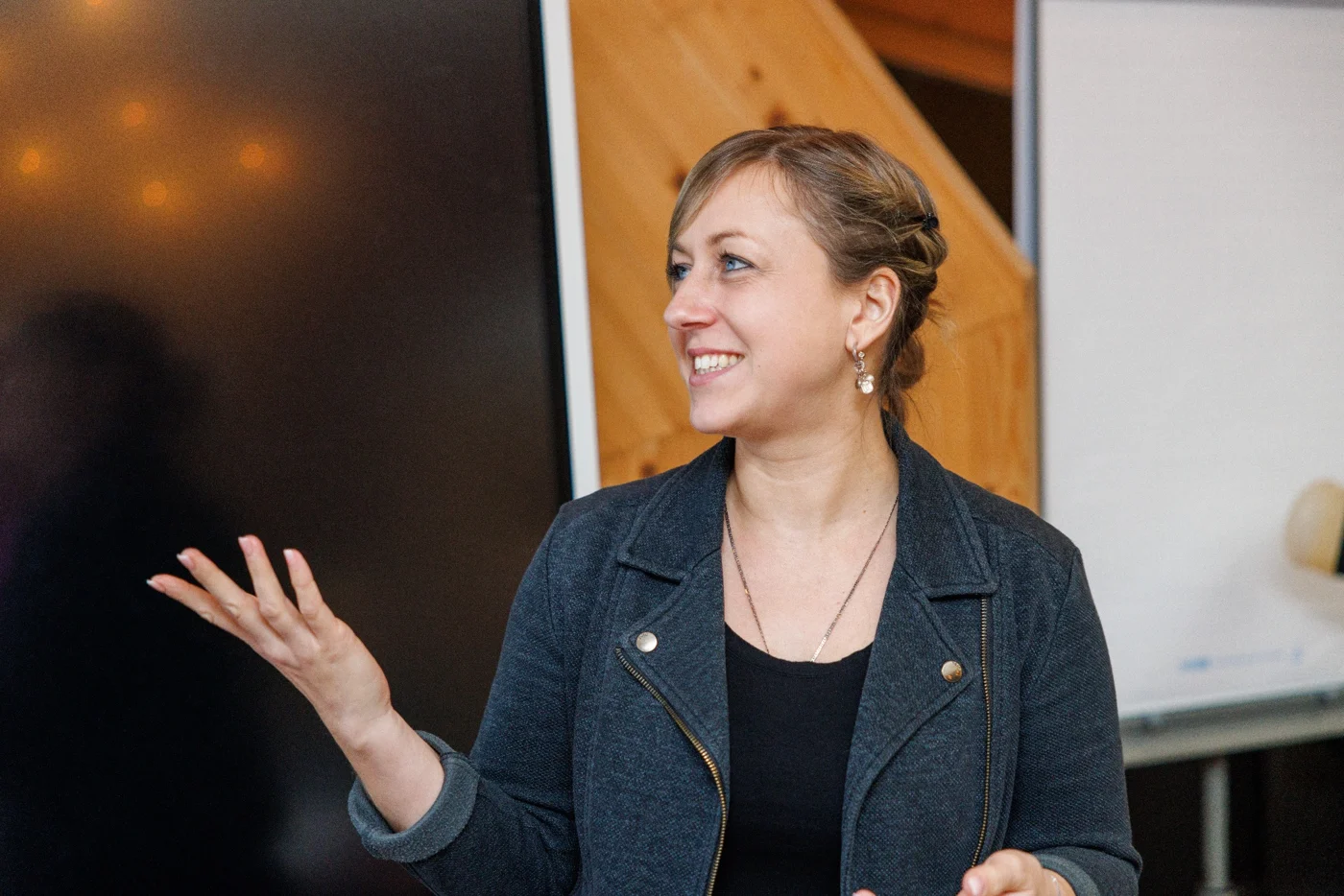Josephine Frank im aufmerksamen Austausch