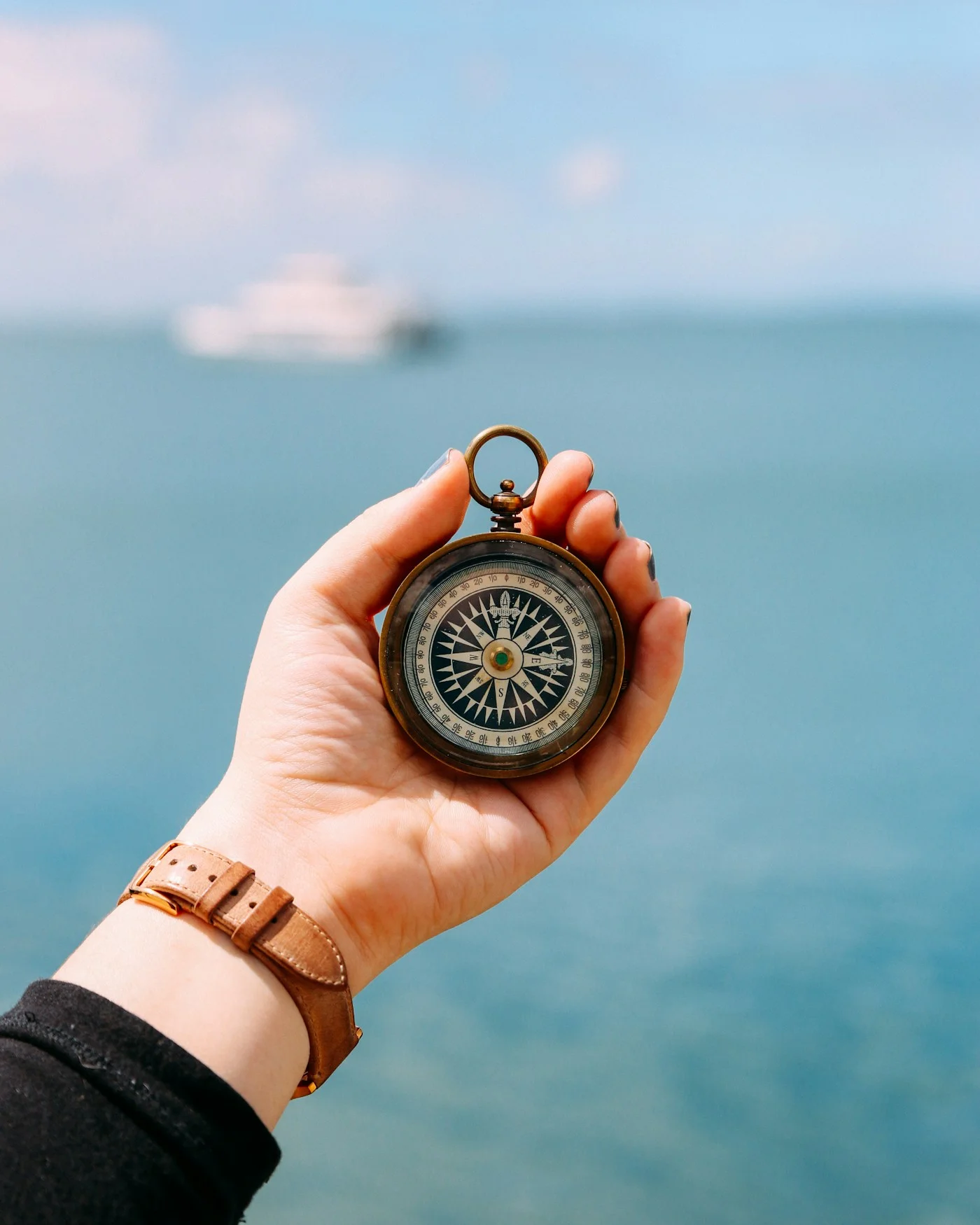 Ein Kompass vor dem Meer – den eigenen Kurs bestimmen