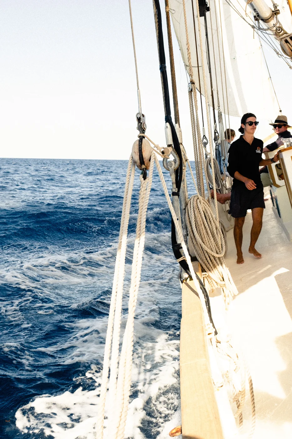 Eine Mannschaft gemeinsam an Bord eines Segelschiffs