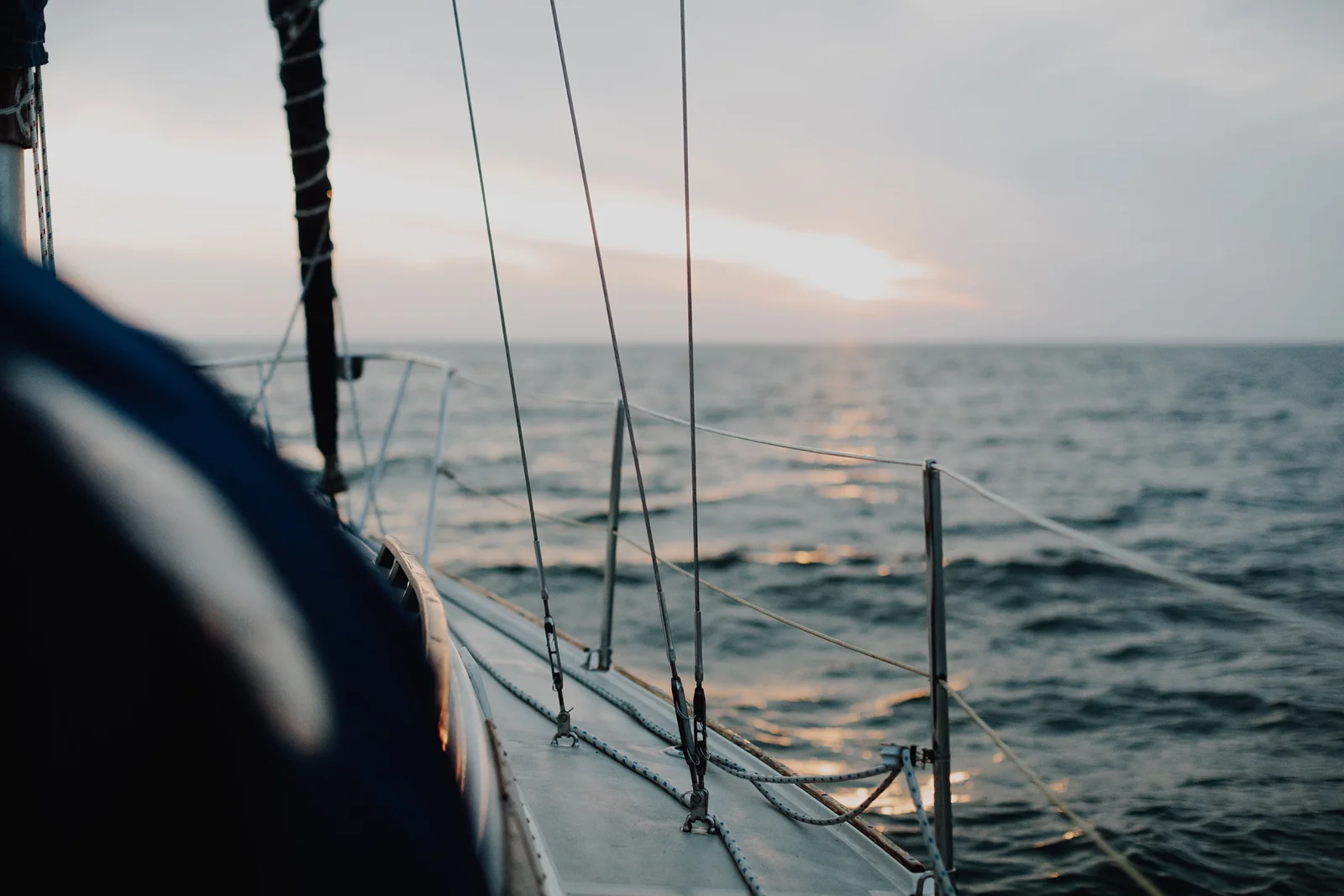 Ein Segelboot auf dem Meer – gemeinsam einen neuen Kurs finden
